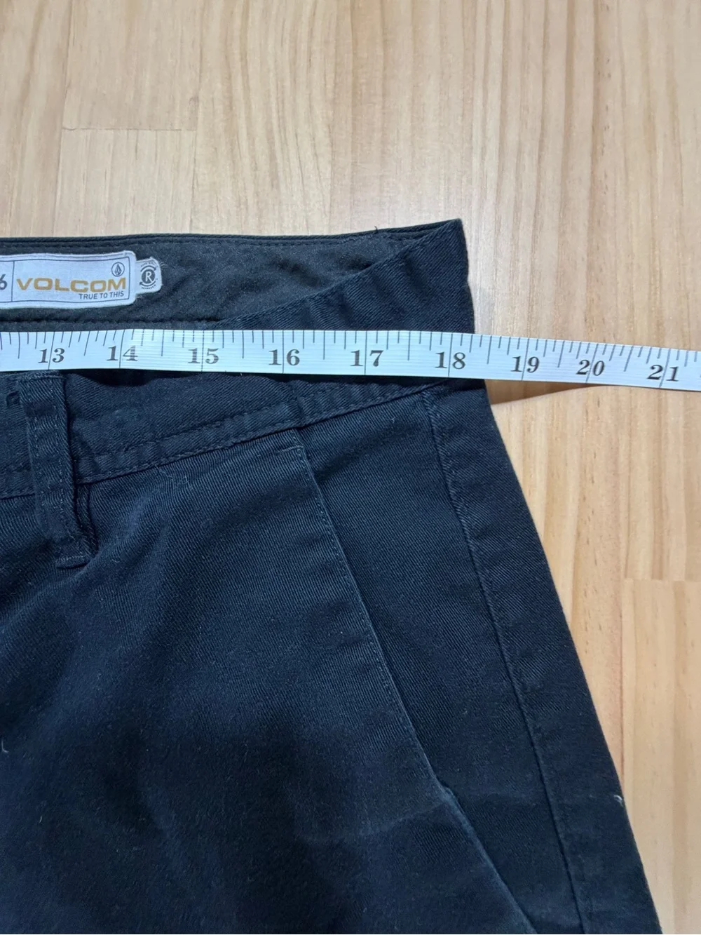 Volcom Men's Black Flat-Front Chino Shorts B12